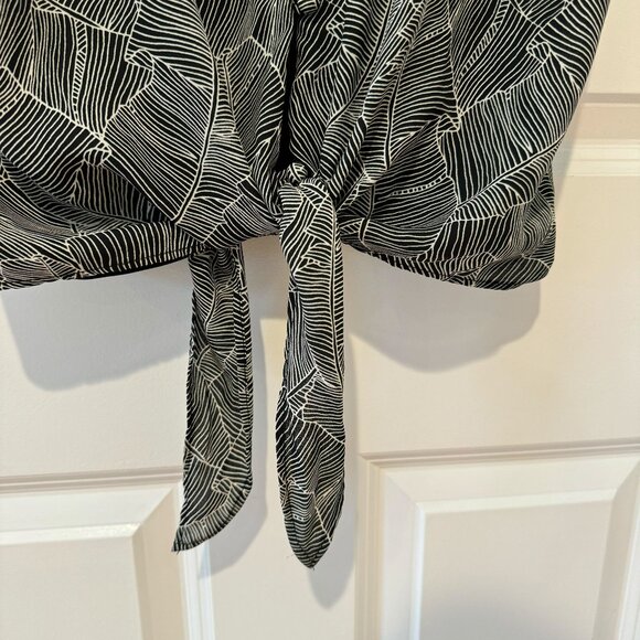Black and White‎ Leaf Print Button Front Tank Top - Size Medium - Picture 4 of 6